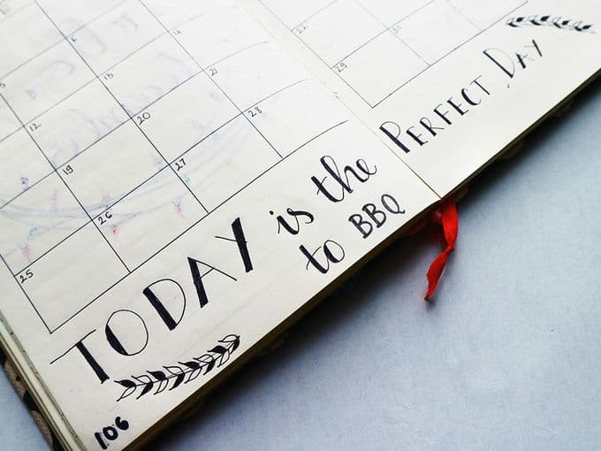 Agenda met de tekst: Today is the perfect day to BBQ