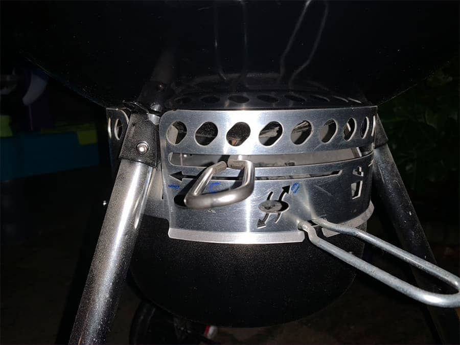 lucht toevoer regelaar aan de onderkant van een weber ketel barbecue